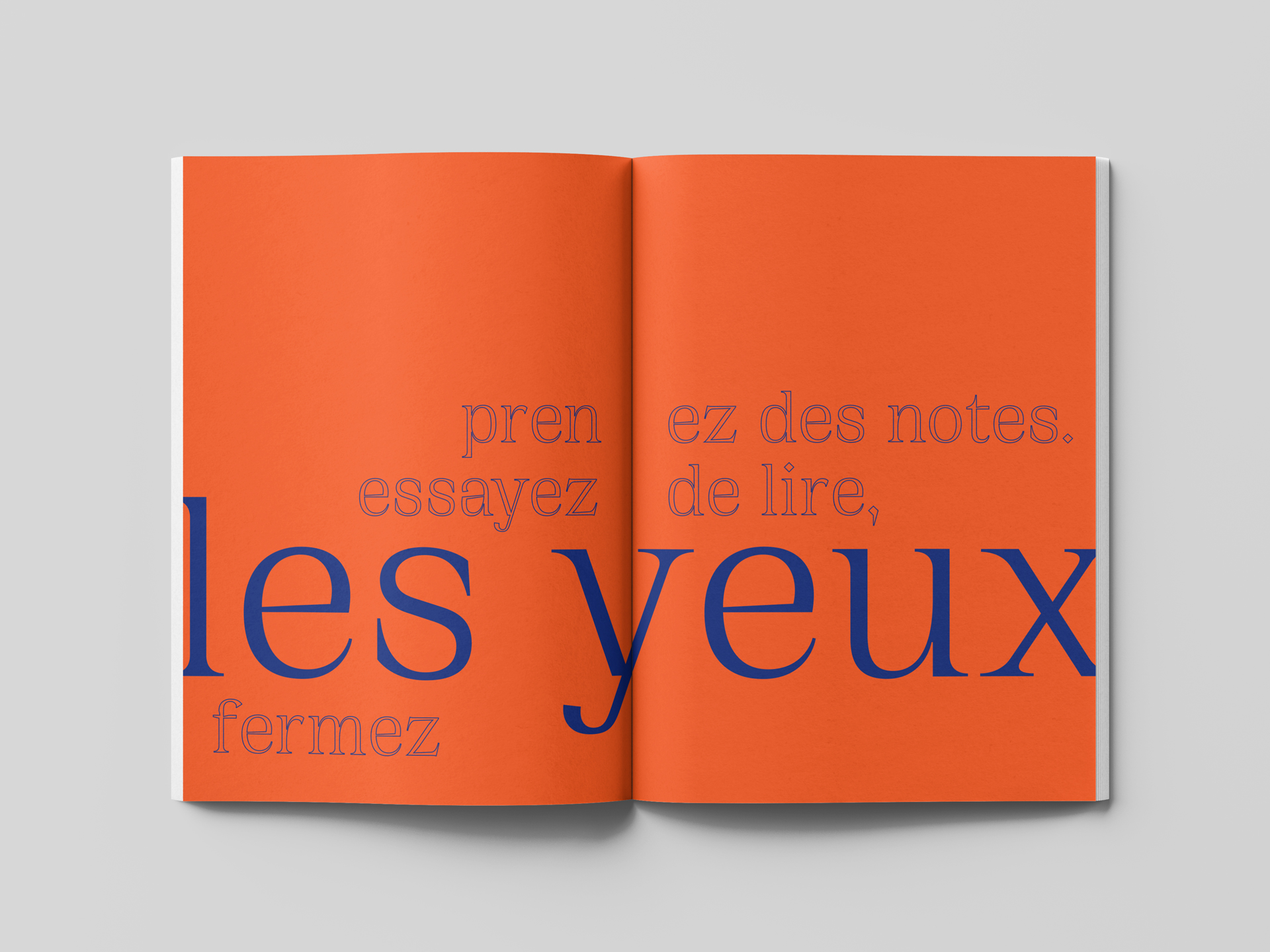 Double page humoristique du numéro "créativité organisée". Sur un fond orange, une typographie bleue écrit en gros : "fermez les yeux, essayez de lire, prenez des notes.".