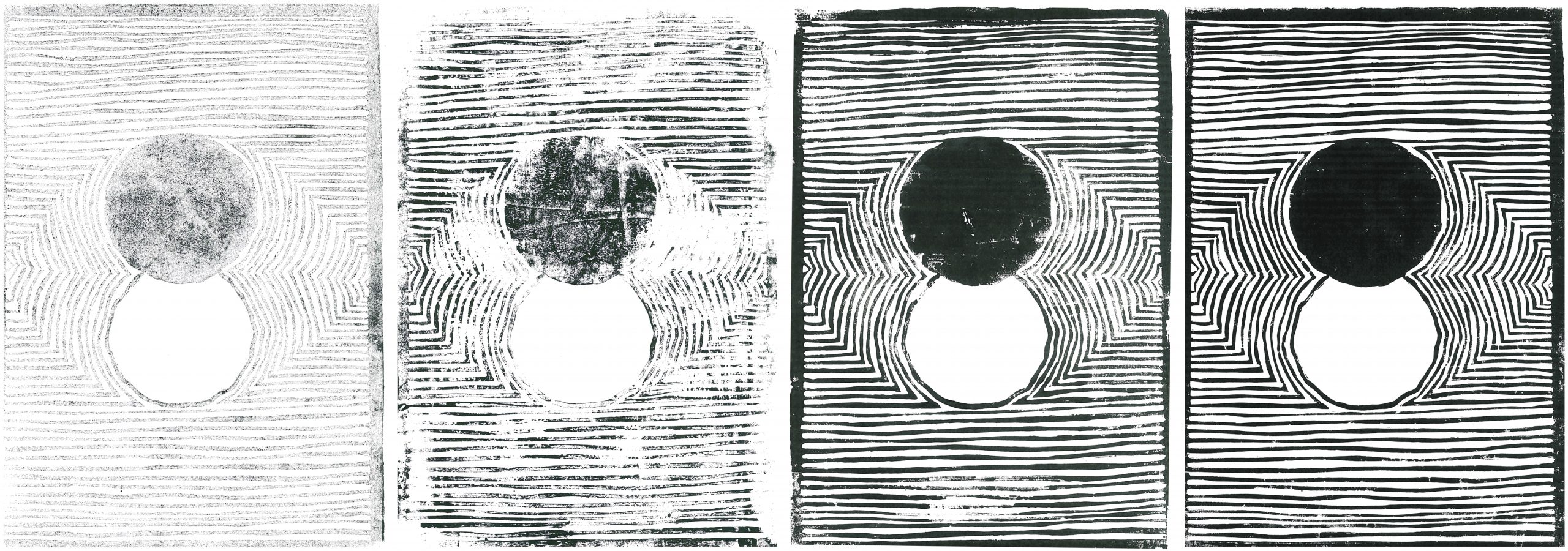 Présentation de 4 linogravures à l'encre noire sur du papier blanc. La première est très peu encrée, la deuxième un peu plus, ect, jusqu'à la quatrième qui présente l'illustration du projet avec un noir très intense et quasiment aucunes imperfections.