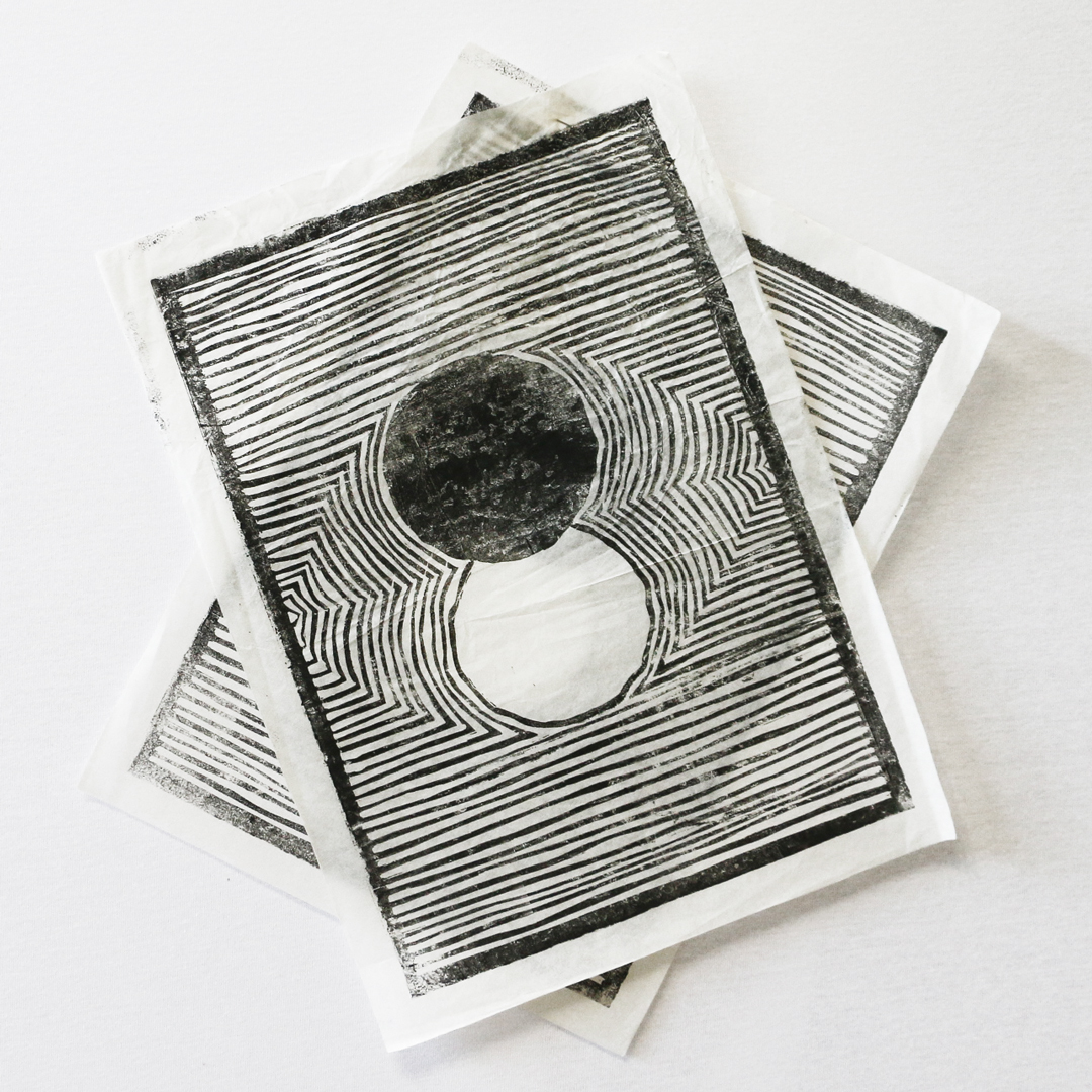linogravures superposées en décalé l'une sur l'autre réalisées sur du papier tissus blanc très fin à l'encre noire.