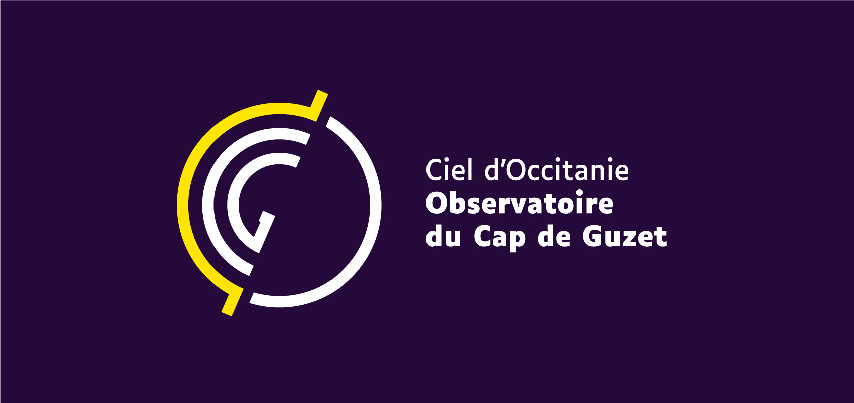 Présentation du logo réalisé pour le projet de "l'Observatoire du Cap de Guzet". Le fond est violet foncé, le loge majoritairement blanc avec une tonique de jaune.