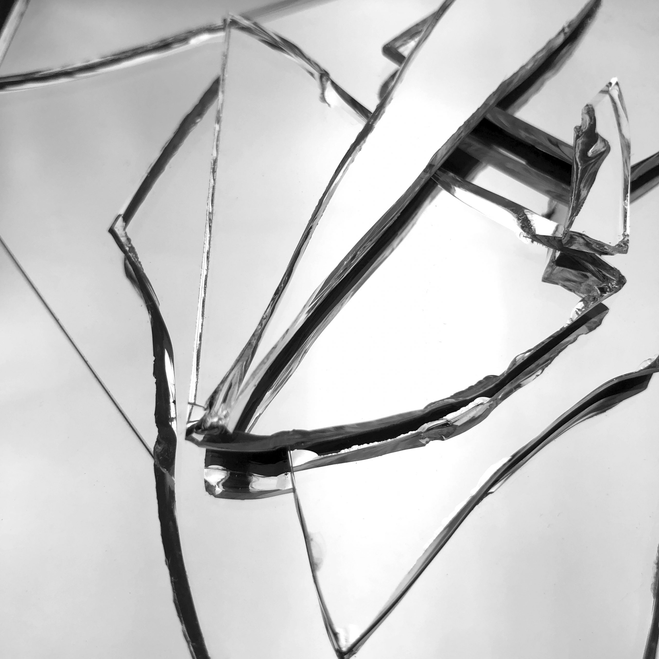 Photographie de morceaux de miroir cassés, en gros plan