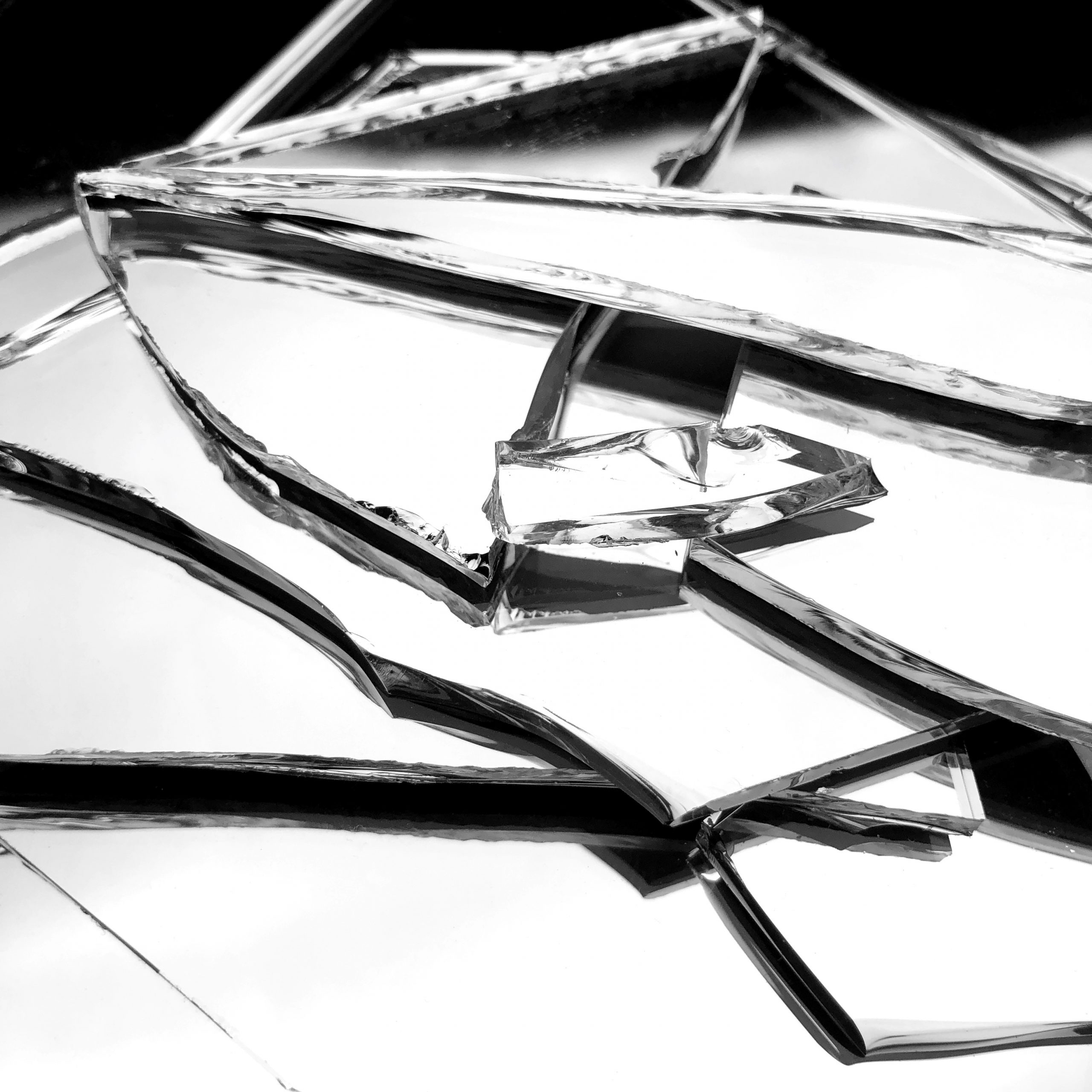 Photographie de morceaux de miroir cassés, en gros plan.