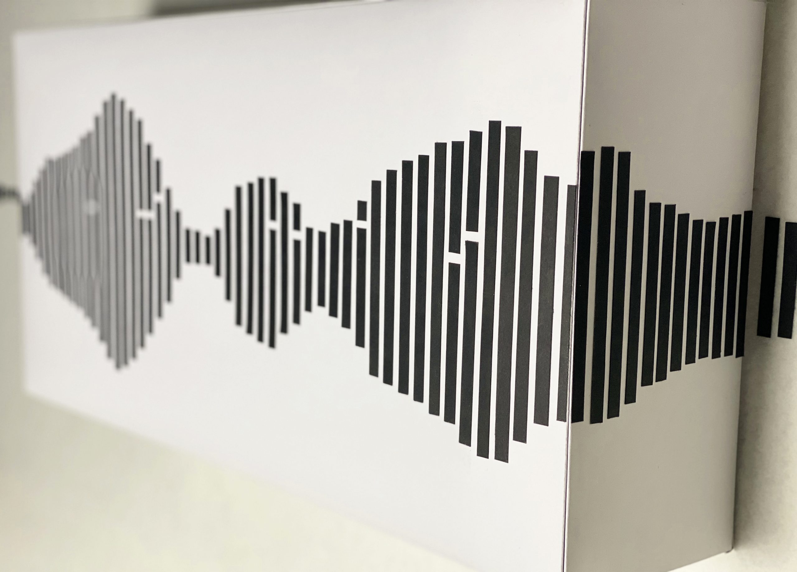 Vue de côté du luminaire, éteint. On voit la face de devant et le côté droit.