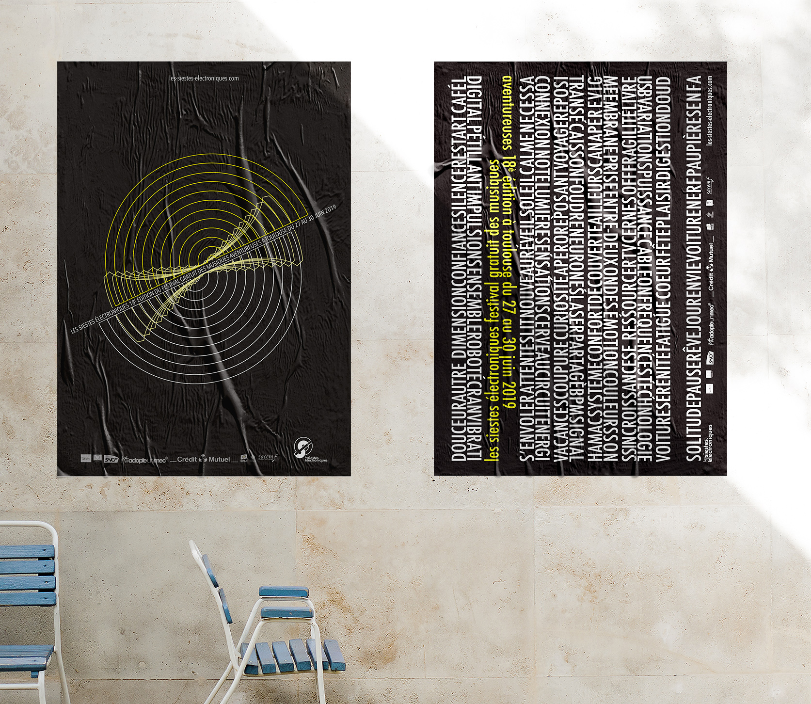 Photographie montrant les deux versions d'affiches réalisées pour les siestes électroniques en version jaune.
