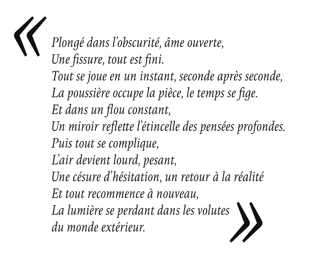 Texte du poème présent au fil des pages de l'ouvrage J'ai quelque chose à vous montrer accompagnant les photographie en noir et blanc du projet.