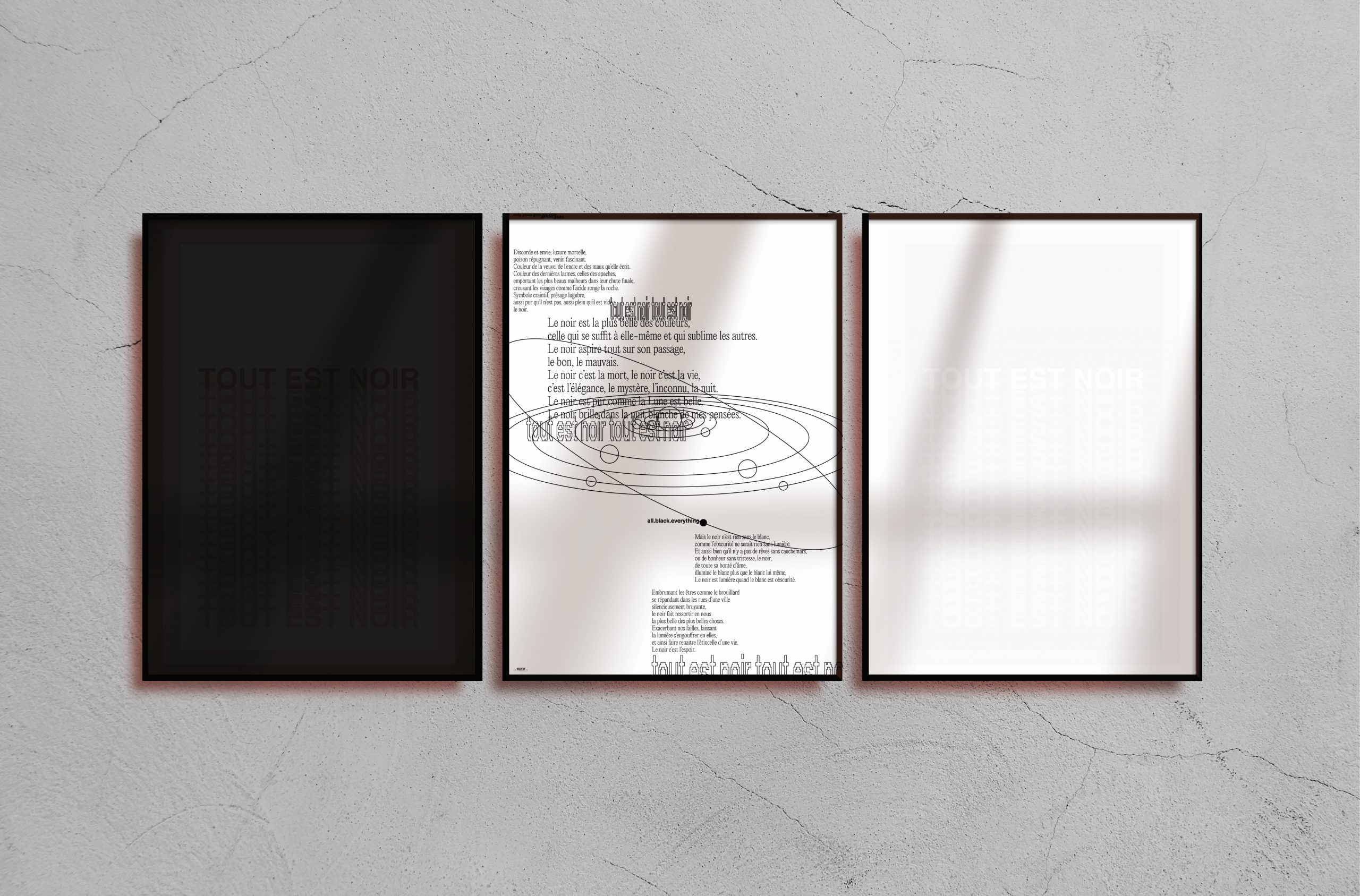 Mise en situation des 3 affiches dans des cadres sur un mur en béton gris clair. de gauche à droite : "Tout est noir" en noir, "pluton", "Tout est noir" en blanc.