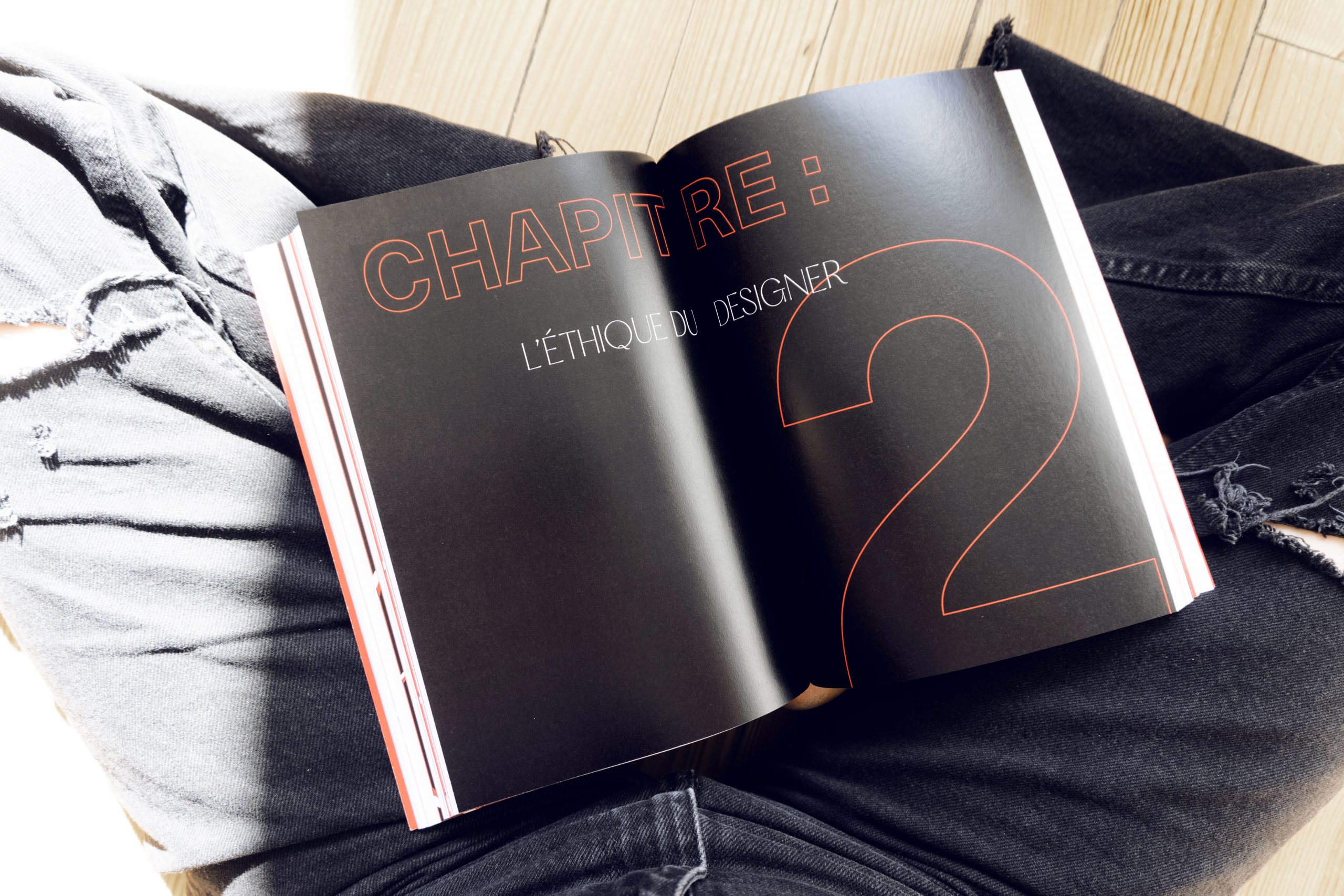 Visuel de l'intérieur du livre montrant la double page sur fond noir annonçant le deuxième chapitre sur l'éthique du designer.
