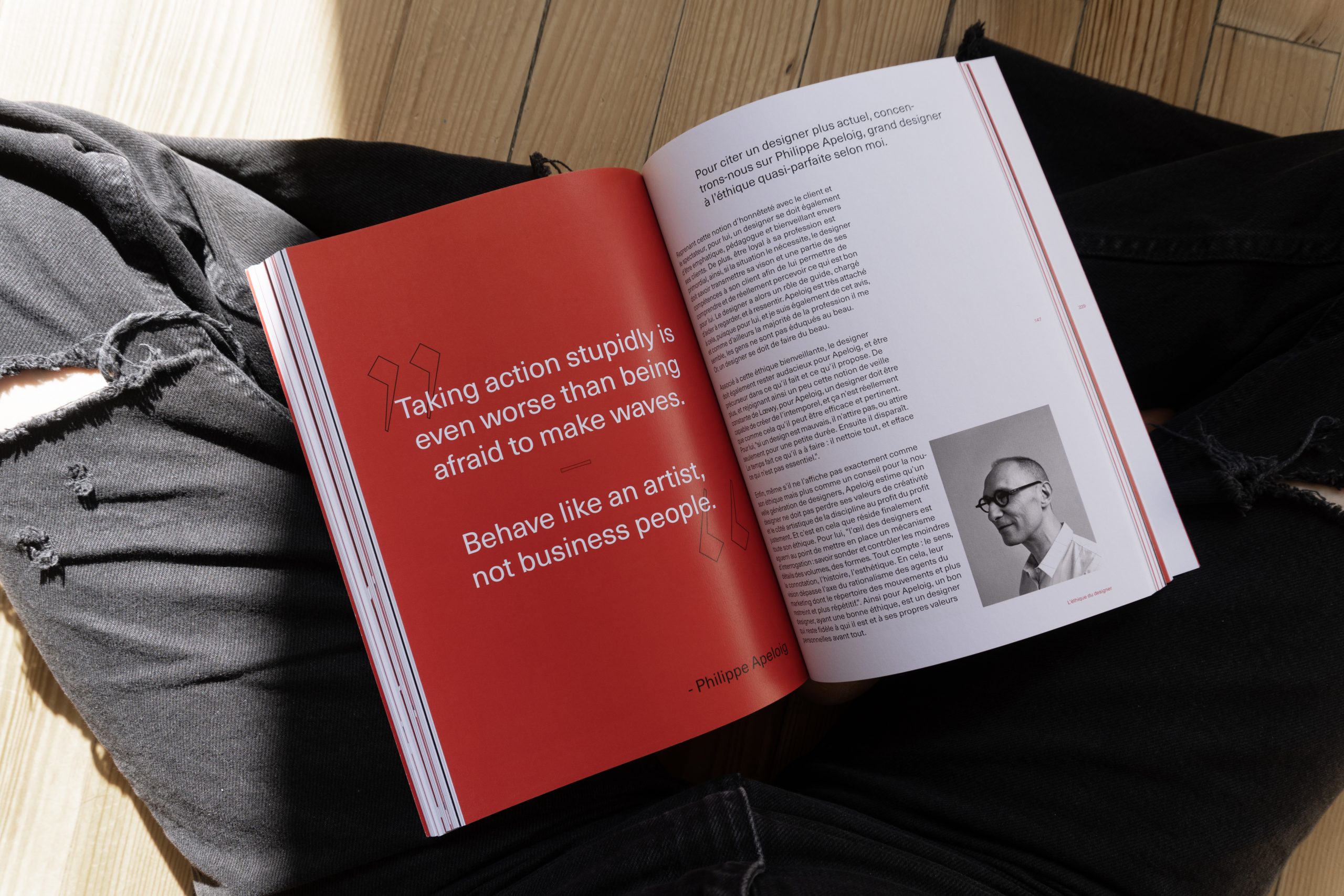 Visuel de l'intérieur du livre montrant une citation et une photographie de Philippe Apeloig dans le chapitre sur l'éthique du designer.
