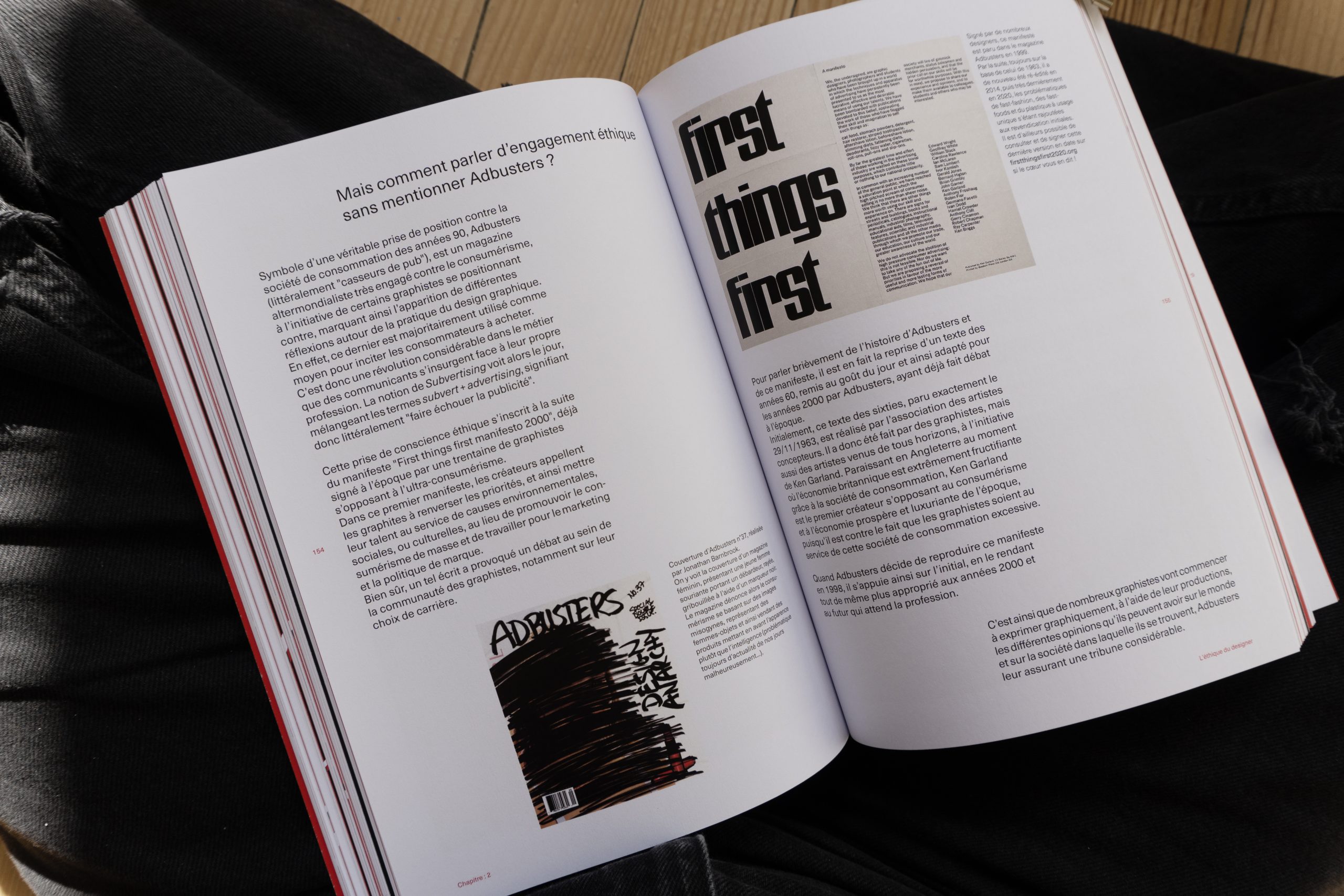 Visuel de l'intérieur du livre montrant une double page du chapitre de l'éthique mettant en avant le magasine adbuster et le first thing first manifesto.