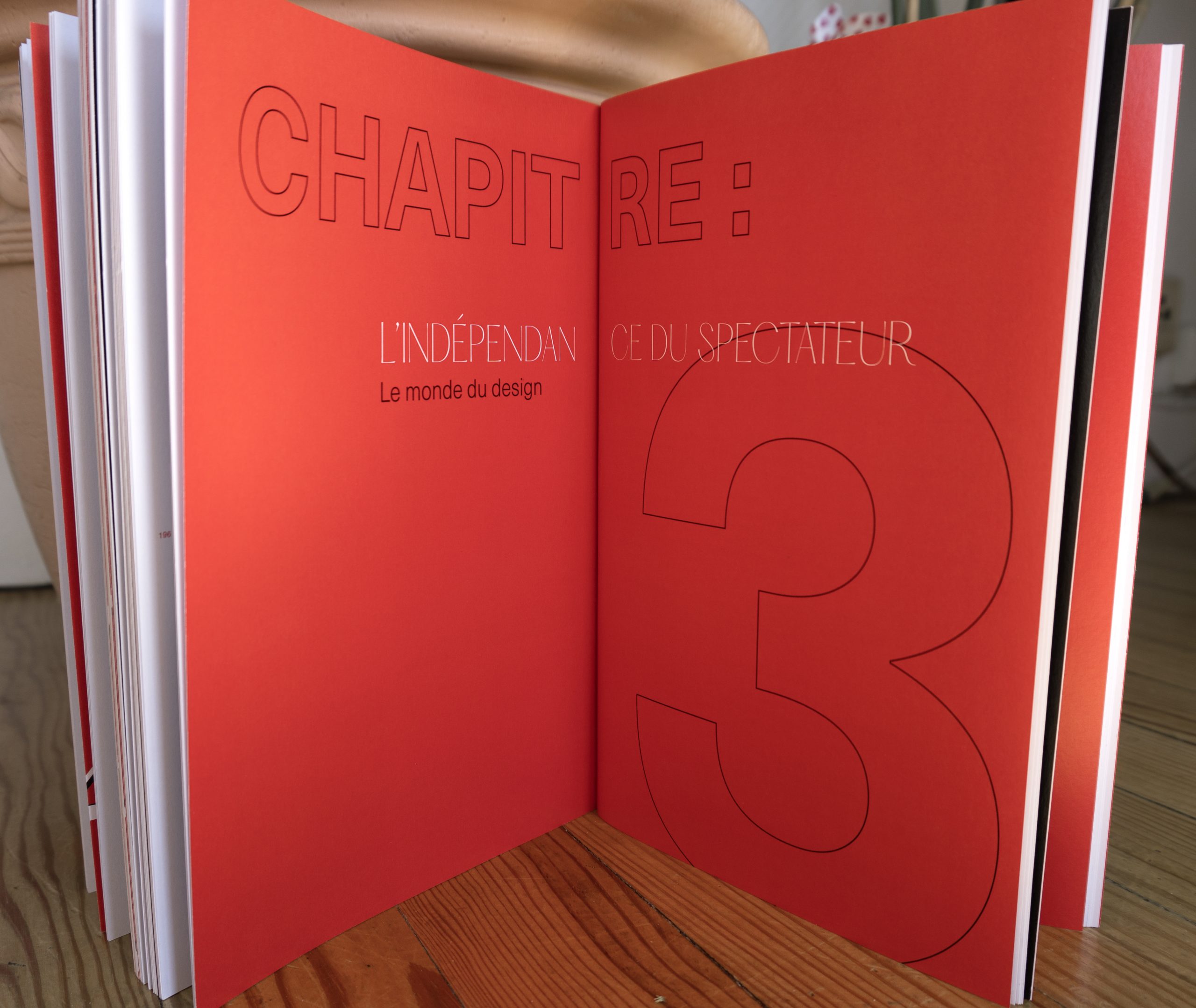 Visuel de l'intérieur du livre montrant la double page sur fond rouge annonçant le troisième chapitre sur l'indépendance du spectateur.