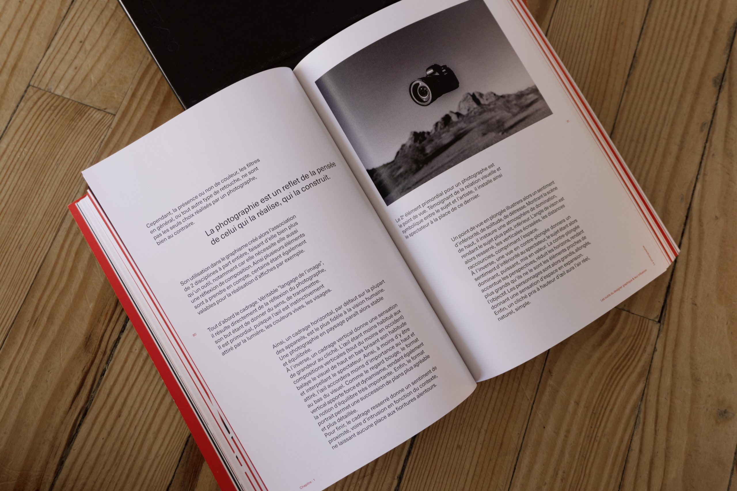 Visuel de l'intérieur du livre montrant une des double page du chapitre sur la photographie.