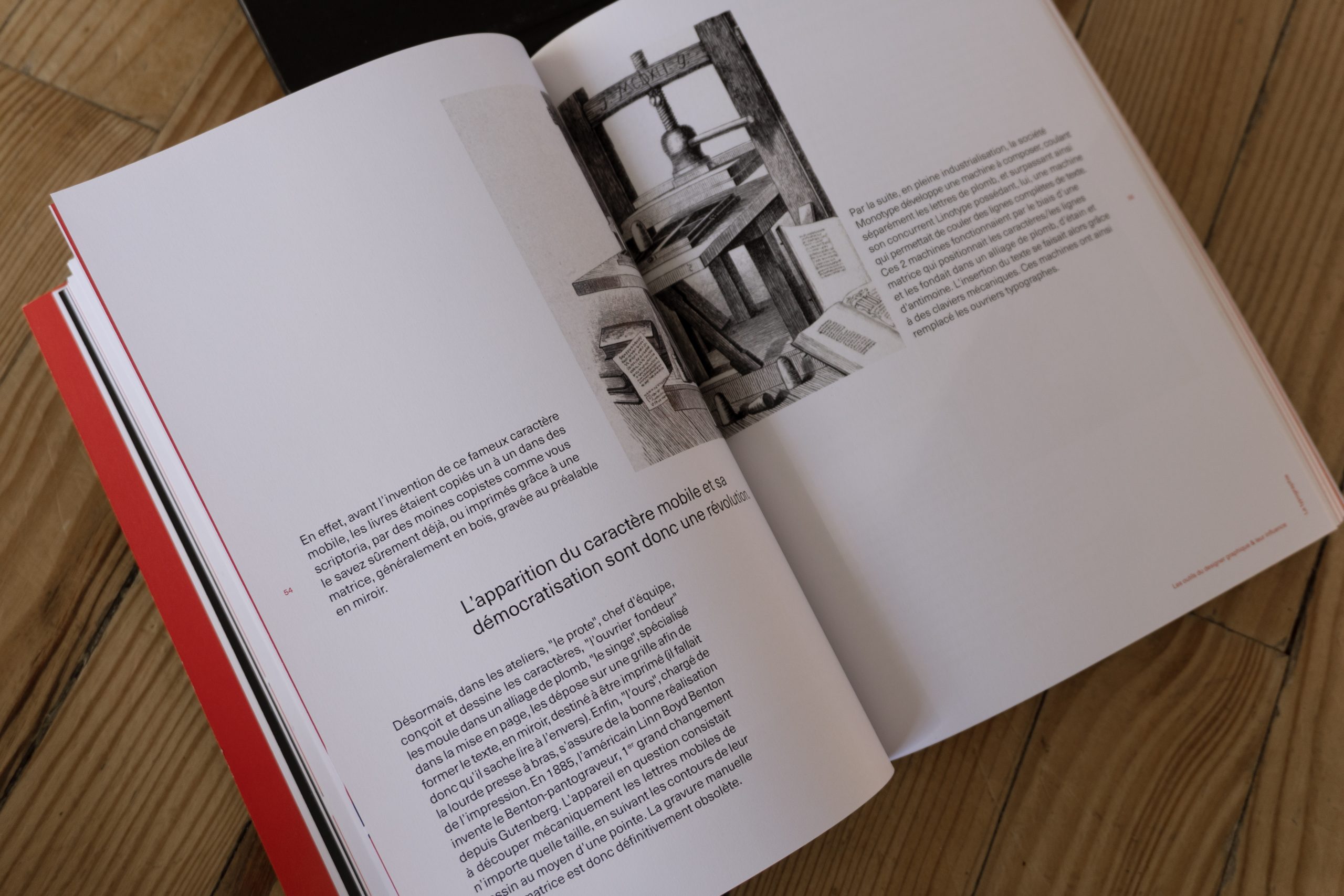 Visuel de l'intérieur du livre montrant une autre double page du chapitre sur la typographie.