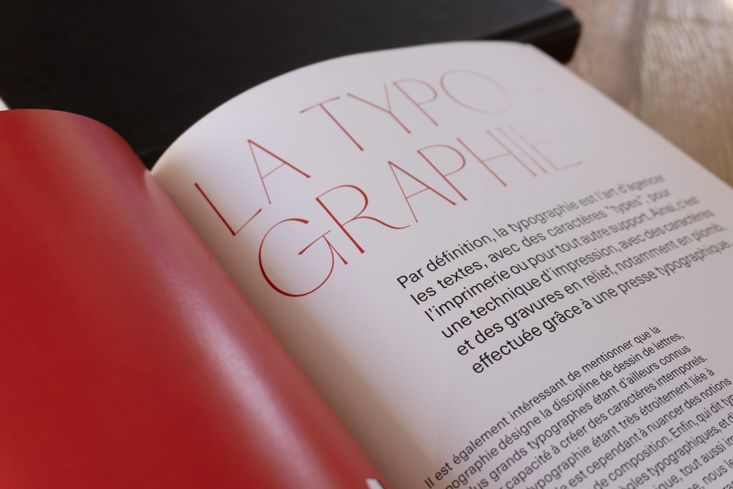 Visuel de l'intérieur du livre montrant la page de garde du chapitre sur la typographie en gros plan sur le nom du chapitre