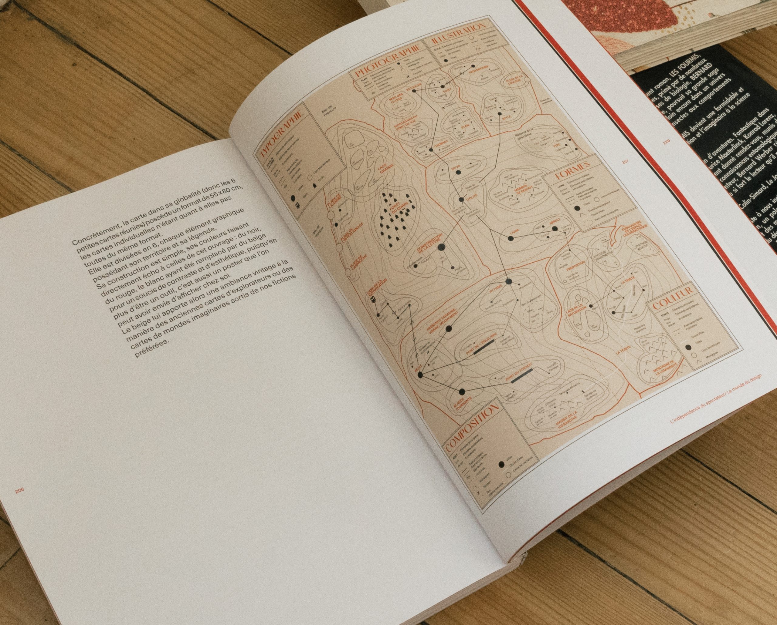 Présentation d'une double page du livre "Le Pouvoir du graphisme" expliquant l'idée créative derrière l'affiche "Le Monde du design" ainsi qu'un visuel intégral du poster.