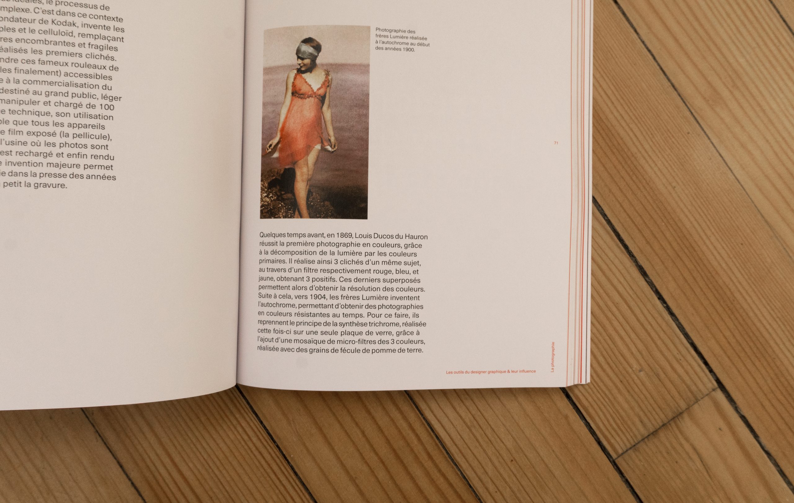 Visuel de l'intérieur du livre montrant en gros plan une des pages du chapitre sur la photographie.