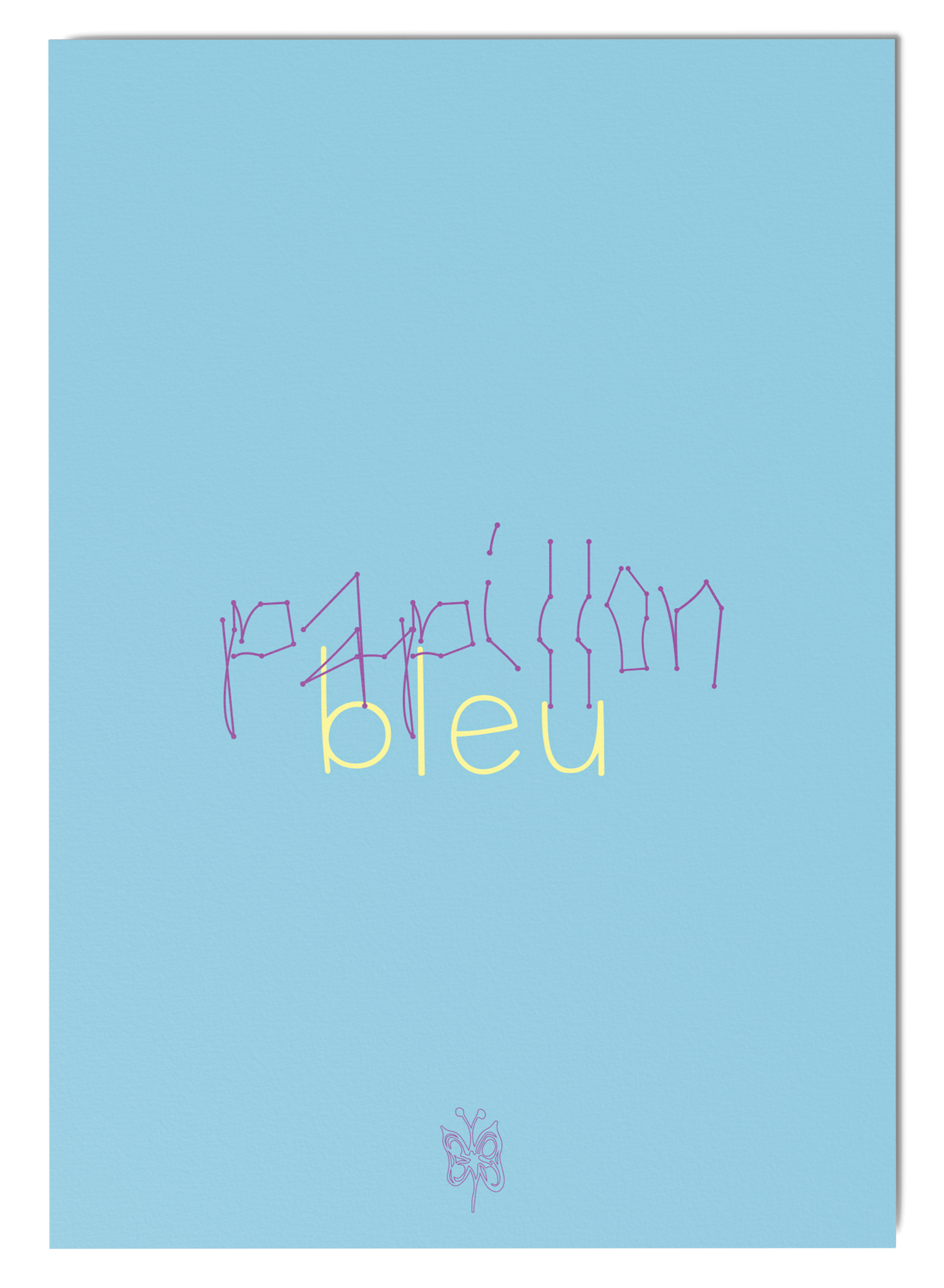 Mise en situation de la typographie grâce à une carte postale bleu clair écrivant "papillon bleu" en jaune et violet.