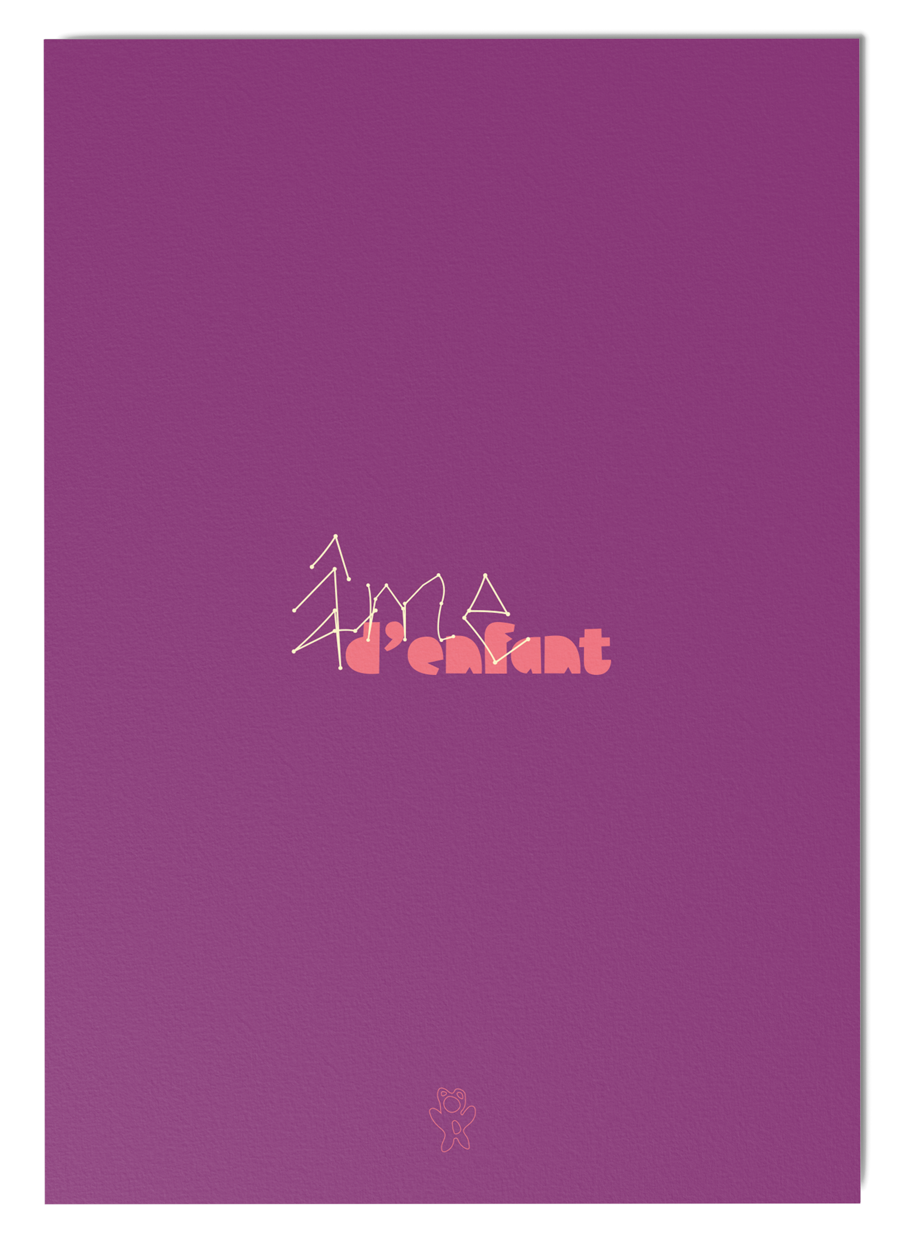 Mise en situation de la typographie grâce à une carte postale violette écrivant "âme d'enfant" en beige et rose.