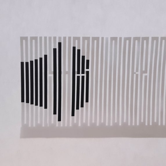 Photographie montrant l'avancée du collage des bandes de papier noir sur le luminaire réalisé pour le projet