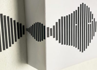 Vue de côté du luminaire, éteint.